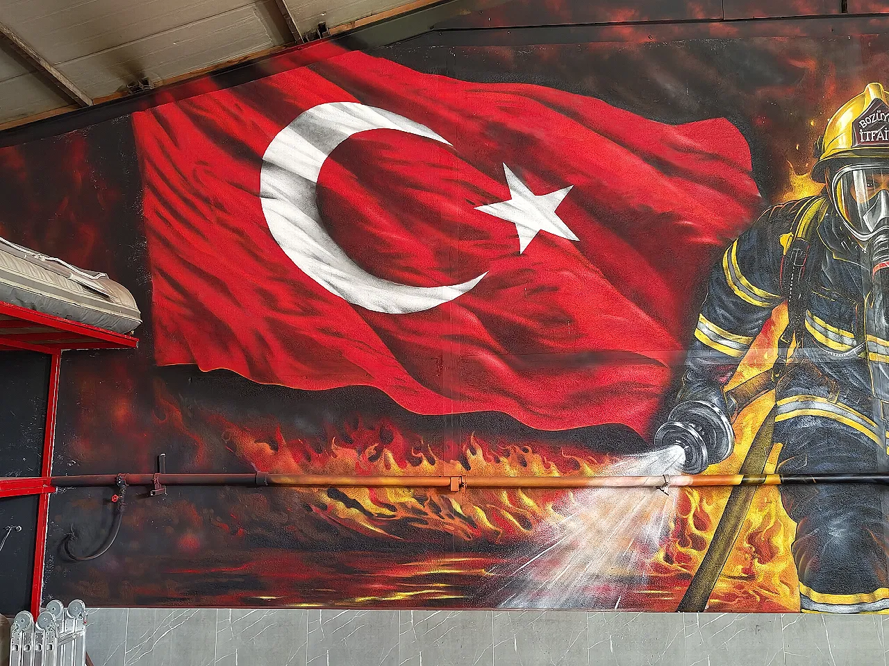 Sprey ile dalgalı Türk bayrağı graffiti duvar boyama detayı