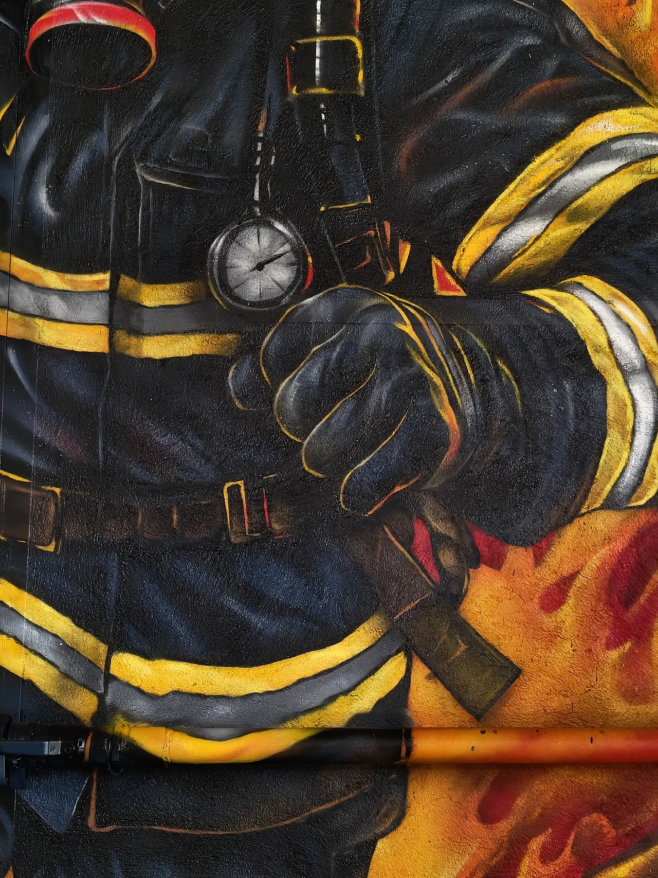 itfaiyeci üniforması eldiven graffiti duvar resmi detayı